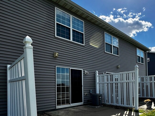 Foto del edificio - Affordable Non-smoking townhouse in SW Rochester 2beds 2 baths 1 car attached garage washer dryer...