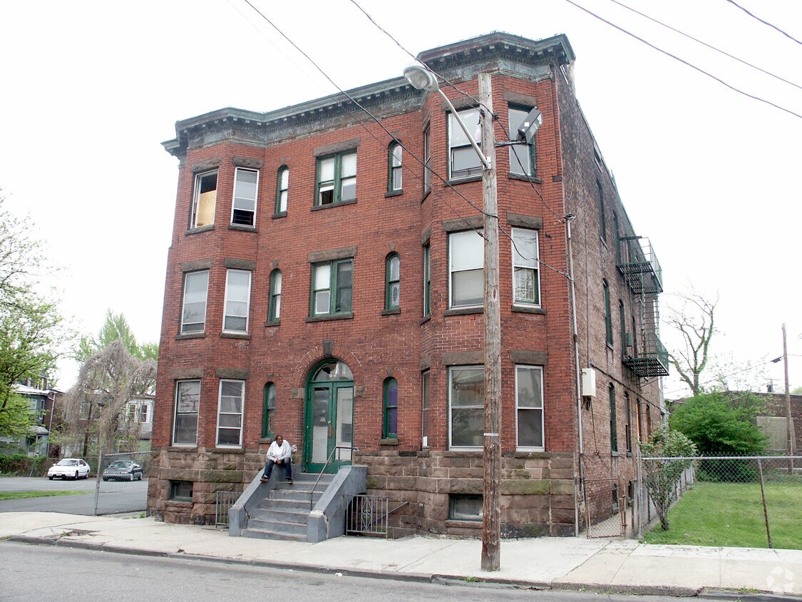 Building Photo - 56-58 Astor St