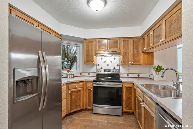 Kitchen - 4075 E 20th Ave