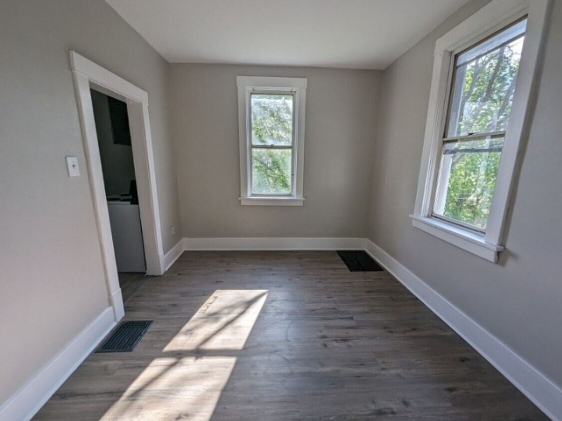 Primary Photo - Cozy 2 Bedroom 1 Bathroom Home