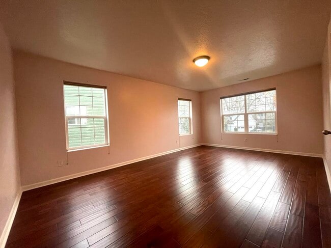 Building Photo - 3749 SE Belle Oak Ave