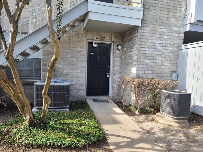 Building Photo - 8267 Creekbend Dr