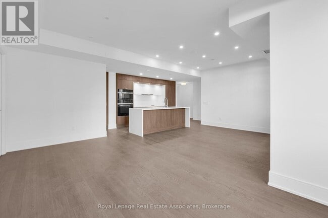 Building Photo - 259 The Kingsway