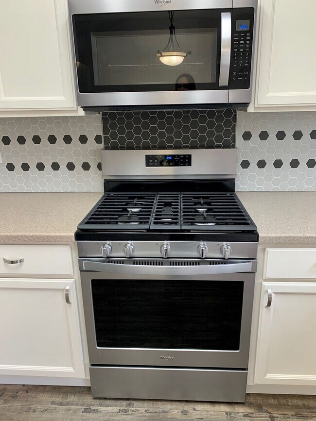 Foto del edificio - *STUNNING* 3 BEDROOM IN STETSON HILLS