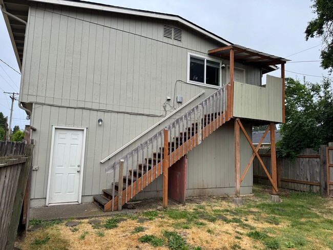 Building Photo - Beautifully updated private upstairs apartment in a great neighborhood!