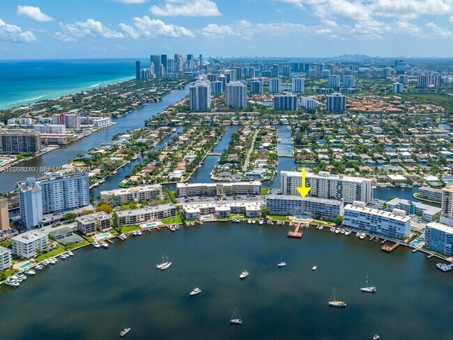 Foto del edificio - 400 Golden Isles Dr