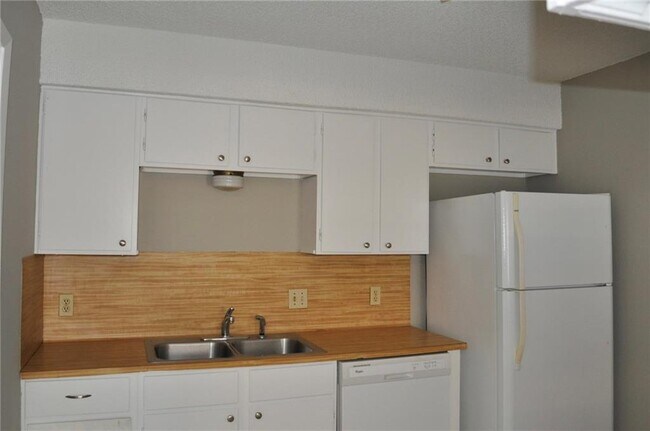 Building Photo - 9406 Teasdale Terrace