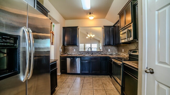 Foto del edificio - "Charming 4-Bed Oasis with Granite Touches...