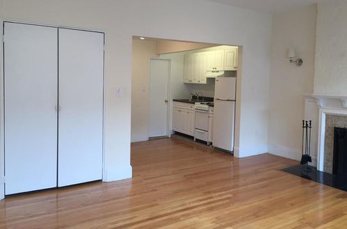 Building Photo - 38 W 76th St