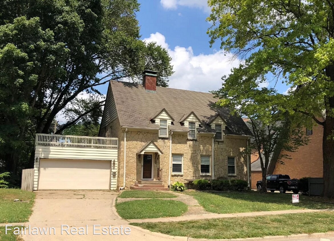 Primary Photo - 4 br, 2.5 bath House - 910 W Springfield
