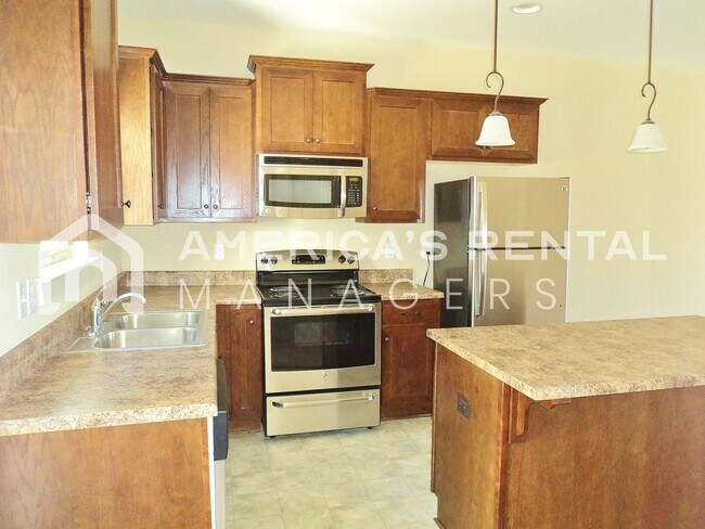 Building Photo - Town Home in Birmingham! AVAILABLE NOW!!!