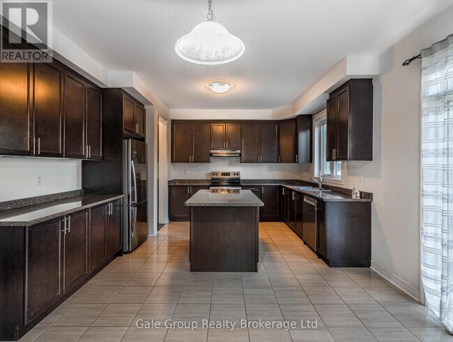 Building Photo - 200 Harcourt Cres