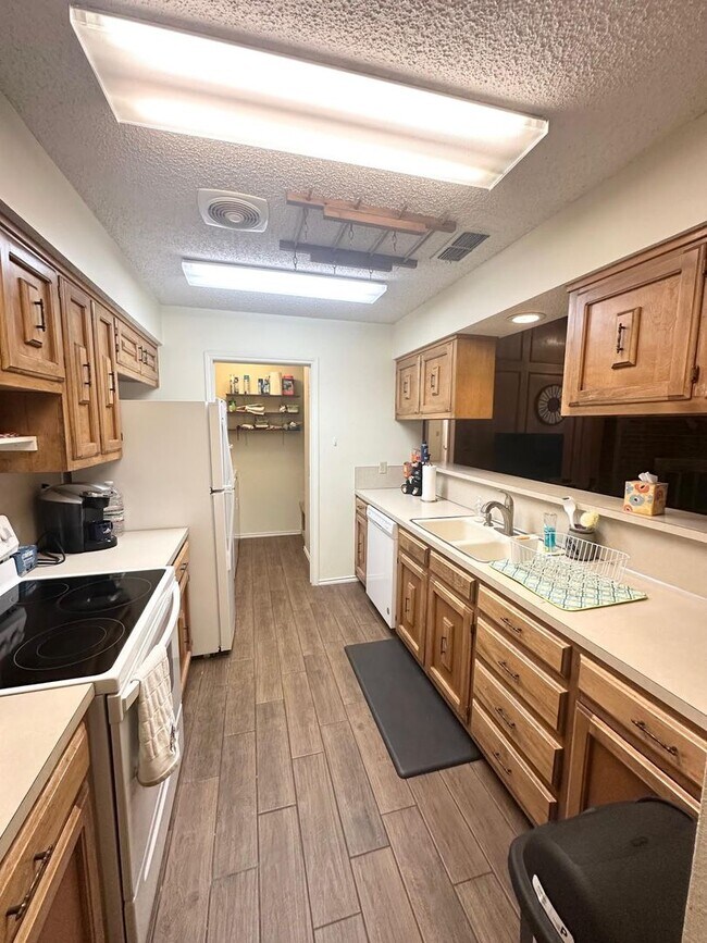 Building Photo - Fully Furnished 2 Bed 2 Bath