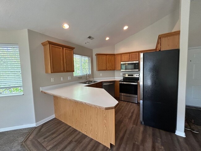 Building Photo - Top Floor Condo in great location!