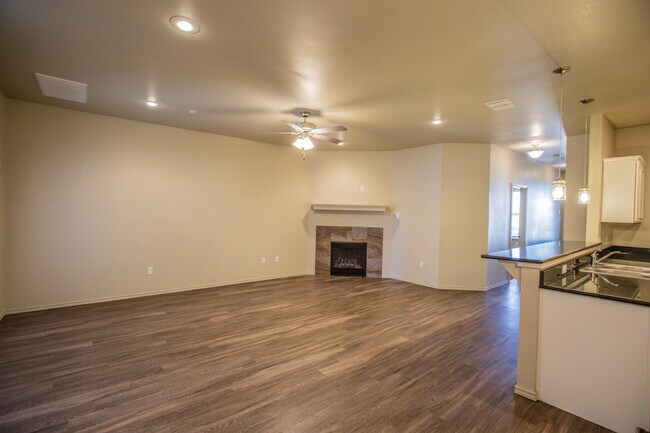 Foto del edificio - Pre-Leasing - Endearing Home in North Overton!