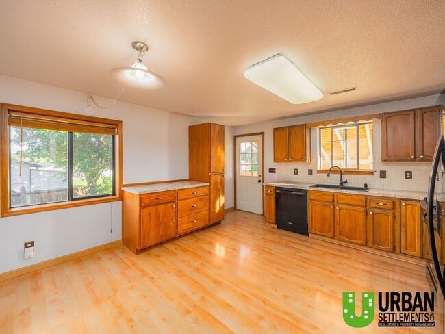 Building Photo - For Rent – Spacious Split-Level Home with ...