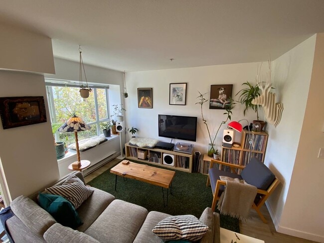 living room - 788 8th Av E