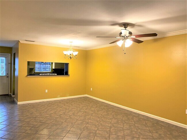 Building Photo - 2 Bedroom Townhouse Located near the New W...