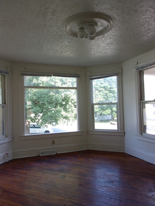 Building Photo - 529 E Burlington St