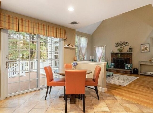 Foto del edificio - 23 Sweeney Ridge Rd