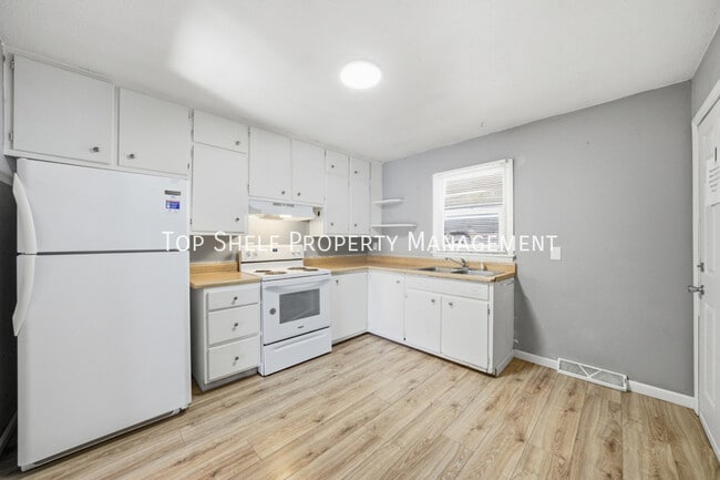 Building Photo - 2427 Welbeck Rd