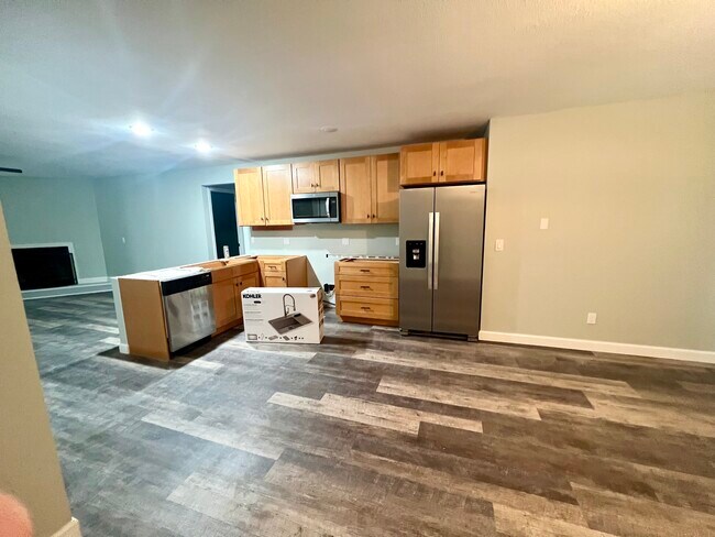 ¡A estrenar en el interior! Nuevas encimeras de granito esta semana. - 3650 W Sylvania St