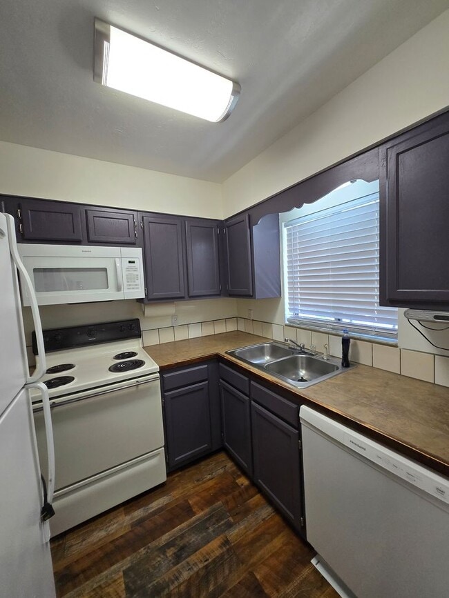 Building Photo - 2/1.5 in Foxmoor!