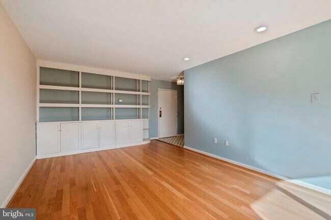 Building Photo - 4720 Chevy Chase Dr