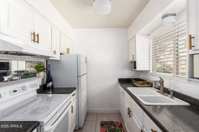 Building Photo - 4610 N 68th St