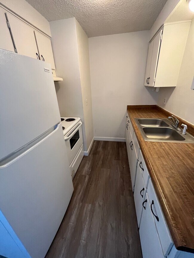 Building Photo - R158