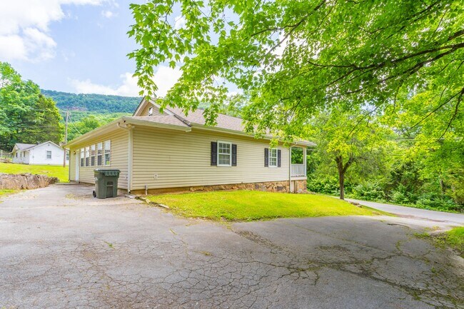 Foto del edificio - Charming home on River Canyon Drive