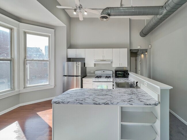 Foto del edificio - 1801 W Division St