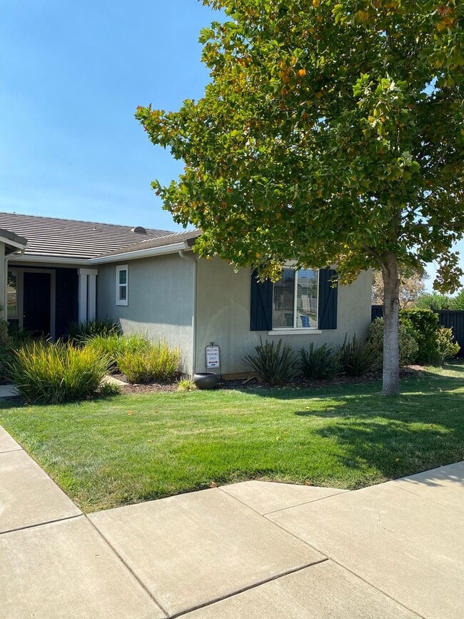 Building Photo - BEAUTIFUL 3 BED 2.5 BATH HOME LOCATED IN T...