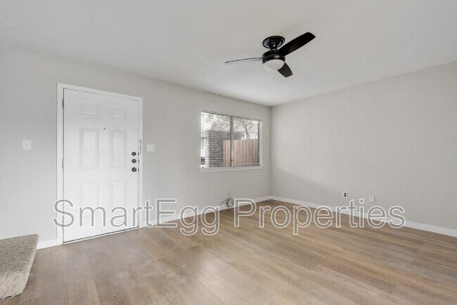 Foto del edificio - 5905 Little Creek Trail