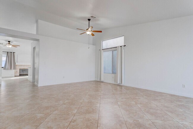 Foto del edificio - 2205 Riderwood Ave