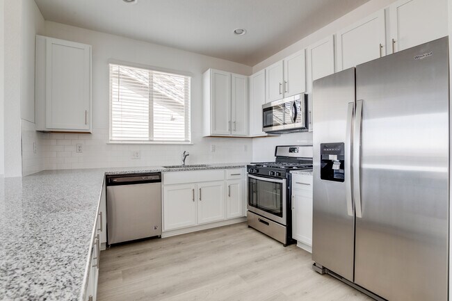Foto del edificio - Peak at Painted Ridge Townhomes