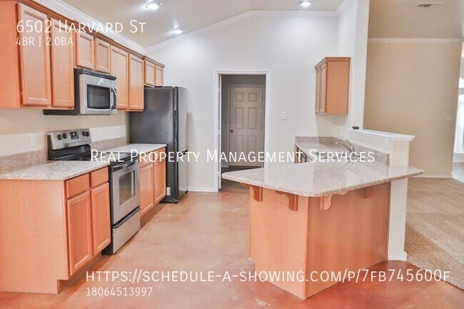 Building Photo - Gorgeous, pet friendly home on a half acre...