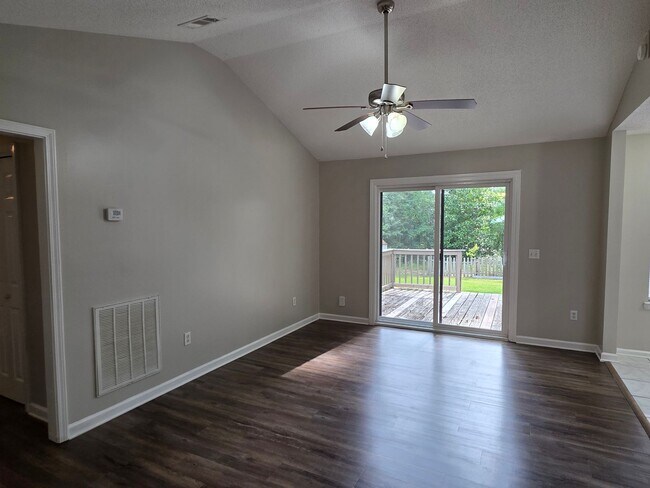 Foto del edificio - Woodbury Subdivision. 3 bedrooms. 2 baths. Two car garage. Family with vaulted ceiling. Separate ...