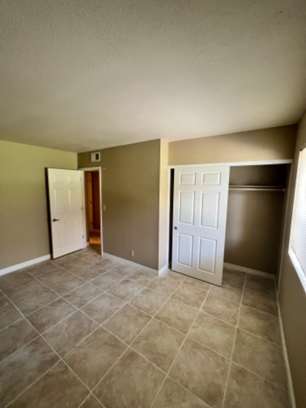 Building Photo - 5081 River Glen Dr