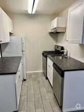 Building Photo - 1502 Barclay Manor