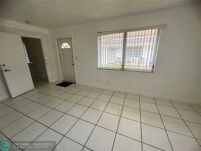 Foto del edificio - 823 NE 10th St
