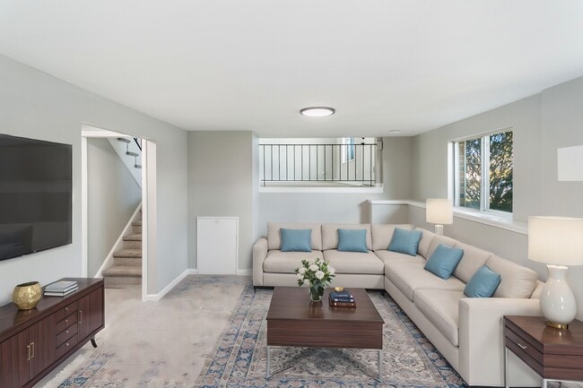 Building Photo - 18200 Fountainbleau Dr