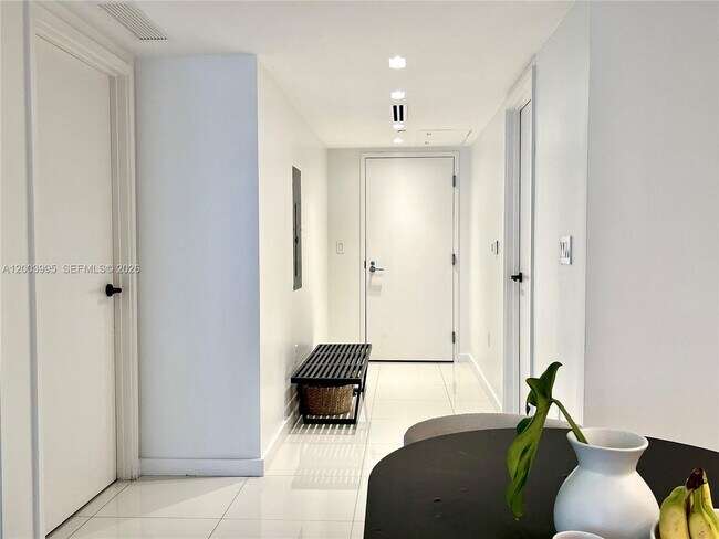 Foto del edificio - 9940 W Bay Harbor Dr