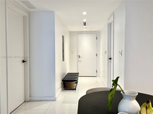 Building Photo - 9940 W Bay Harbor Dr