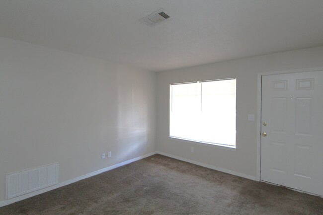 Building Photo - Pet-Friendly 2-Bedroom Duplex with Washer/...