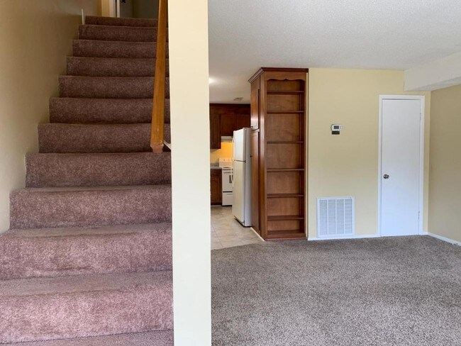 Building Photo - 102 Weeks Dr. #4