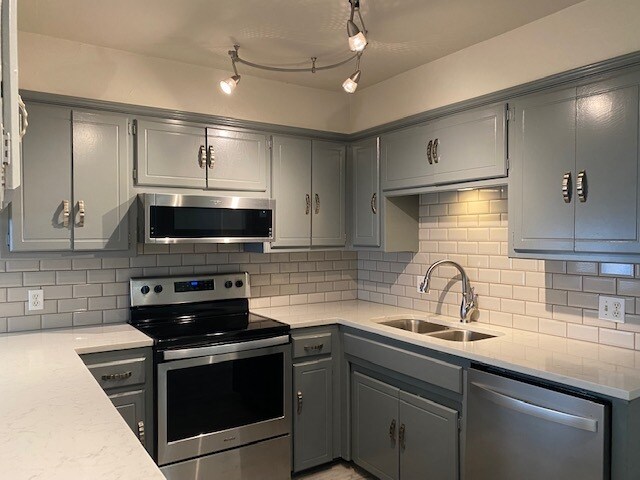 Building Photo - 11040 Spring Holw