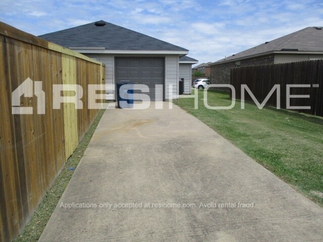 Building Photo - 9804 Crocker Dr