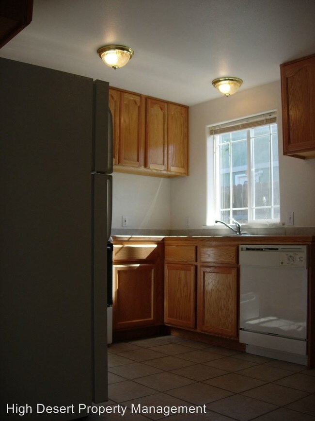Building Photo - 1730 SW Juniper Ave