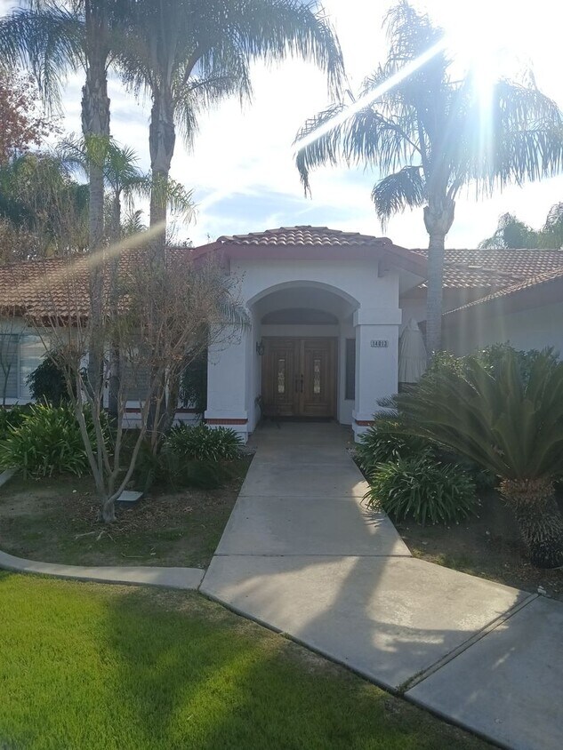 Foto principal - Charming 4-Bedroom Home in Quiet Cul-de-Sa...